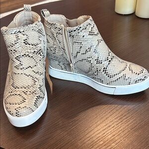 SUGAR memory foam Snakeskin Patterned Ankle Boots size 7.5